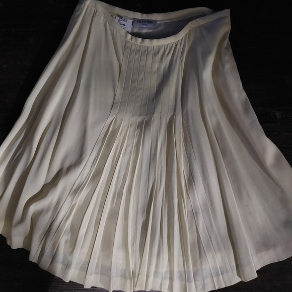 Pale yellow Valentino - Picture 2 of 2